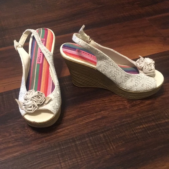 Cute cream colored wedges - Picture 2 of 9